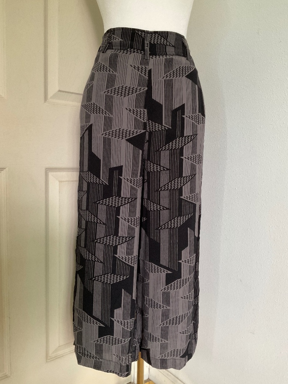 NWT Gray / Black wide leg kulot